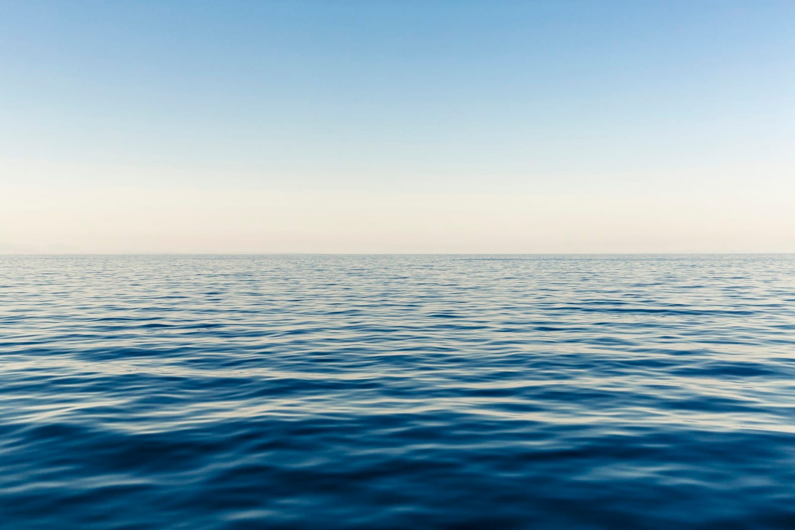Спокійне синє море до самого горизонту